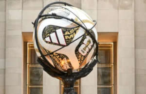 Por que uma réplica da Copa do Mundo apareceu dentro de uma famosa escultura Art Déco em Manhattan