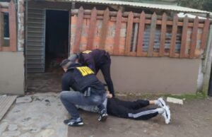 Um homem procurado em Mar del Plata caiu: tentou fugir e se escondeu debaixo da cama