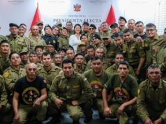 Keiko Fujimori convidou graduados do Exército que lutaram contra o terrorismo para participarem do Grande Desfile Militar.