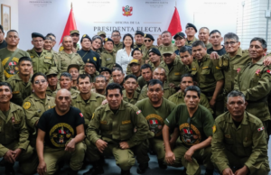 Keiko Fujimori convidou graduados do Exército que lutaram contra o terrorismo para participarem do Grande Desfile Militar.