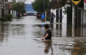 O Chile declarou estado de emergência depois que a tempestade matou pelo menos 10 pessoas e destruiu mais de 1.100 casas.