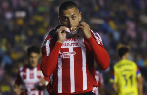 Foi assim que Piojo Alvarado chegou ao Estádio Chivas com a música de Justin Bieber