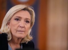 Tribunal francês condena Marine Le Pen a 15 meses de desqualificação, mas ela pode ser candidata presidencial