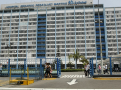 Relataram que um paciente com fratura mandibular continuou sem cirurgia após internação no Hospital Rebagliati.