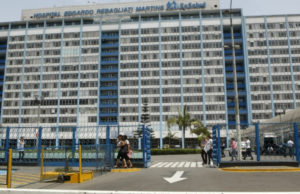 Relataram que um paciente com fratura mandibular continuou sem cirurgia após internação no Hospital Rebagliati.
