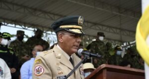 Foi o General (r) Jorge Eduardo Mora, como primeiro Ministro da Defesa de Abelardo de la Espriella
