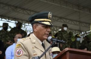 Foi o General (r) Jorge Eduardo Mora, como primeiro Ministro da Defesa de Abelardo de la Espriella