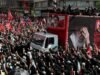 O regime iraniano iniciou o funeral de Ali Khamenei em Teerã com intensa ação militar e a ausência de Mojtaba.