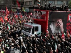 O regime iraniano iniciou o funeral de Ali Khamenei em Teerã com intensa ação militar e a ausência de Mojtaba.