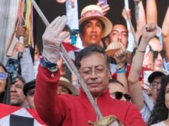 Petro disse o que aconteceria com a espada de Bolívar e as vestes do padre Camilo Torres, algo que ele havia trazido para a Casa de Nariño.