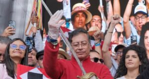 Petro disse o que aconteceria com a espada de Bolívar e as vestes do padre Camilo Torres, algo que ele havia trazido para a Casa de Nariño.