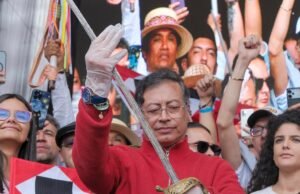 Petro disse o que aconteceria com a espada de Bolívar e as vestes do padre Camilo Torres, algo que ele havia trazido para a Casa de Nariño.