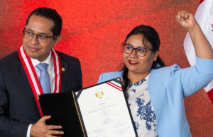 Jacqueline Tapullima, representante eleita de Juntos pelo Peru, compareceu ao Congresso.