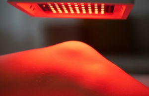 Como funciona a luz vermelha para aliviar a dor no joelho e o que pode acontecer?