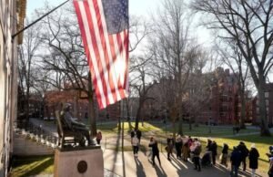 Donald Trump ordenou mudanças que limitam a permanência de vistos para estudantes e jornalistas estrangeiros nos Estados Unidos.