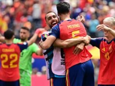 Primeira decisão da Espanha para enfrentar a França nas semifinais da Copa do Mundo: a camiseta branca, marca registrada, mas calças diferentes.