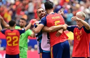 Primeira decisão da Espanha para enfrentar a França nas semifinais da Copa do Mundo: a camiseta branca, marca registrada, mas calças diferentes.