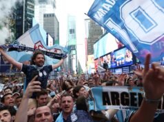 O enorme aceno de bandeira com 10.000 torcedores argentinos na Times Square antes da final da Copa do Mundo