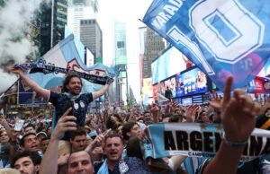 O enorme aceno de bandeira com 10.000 torcedores argentinos na Times Square antes da final da Copa do Mundo