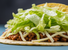 Uma popular cadeia alimentar mexicana retirou a sua alface dos Estados Unidos após um surto de ciclosporíase que registou mais de 1.600 casos confirmados.