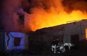 A Rússia realizou um novo ataque com drones e mísseis contra edifícios residenciais em Odessa: pelo menos três morreram e três ficaram feridos.