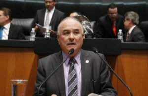 A FGR acusa Ernesto Ruffo de liderar a maior rede de tráfico de huachicol e avalia os danos ao país.
