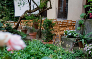 O jardim secreto do Bairro de las Letras em Madrid que se transforma num grande teatro aberto perfeito para as noites de verão