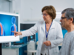 Os cientistas descobriram que duas pessoas estão imunes a uma doença autoimune grave que afeta a medula espinhal há mais de 15 anos.