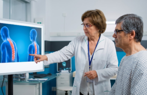 Os cientistas descobriram que duas pessoas estão imunes a uma doença autoimune grave que afeta a medula espinhal há mais de 15 anos.