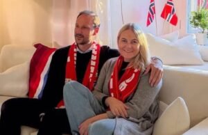 Primeira foto da princesa Mette-Marit da Noruega após transplante de pulmão: curtindo a partida da Copa do Mundo contra o Brasil