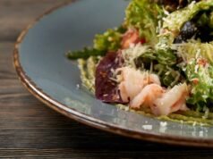 Salada de Camarão e Parmesão: uma receita refrescante para o calor do verão