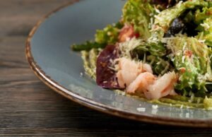 Salada de Camarão e Parmesão: uma receita refrescante para o calor do verão