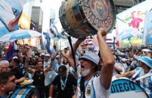 As melhores fotos e vídeos de torcedores argentinos agitando bandeiras em Nova York antes da final contra a Espanha
