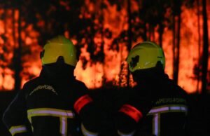 Mais de 220.000 pessoas evacuadas devido aos incêndios florestais no sul da França: os bombeiros descrevem-no como “fora de controle e fora de controle”