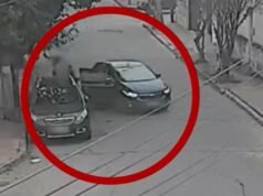 Um motorista policial foi preso por ameaçar e expulsar um passageiro de um carro em Córdoba