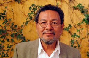 O escritor Élmer Mendoza acusa a elite intelectual de manter a marginalização dos negros.