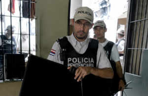 A polícia penitenciária removeu 187 televisores de sete prisões na Costa Rica como parte de um endurecimento das condições do sistema prisional.