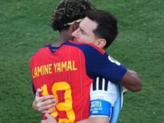 Lamine Yamal reage a Messi em meio às comemorações da Espanha após sua estreia na Copa do Mundo contra a Argentina