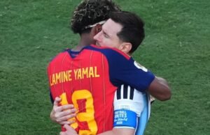 Lamine Yamal reage a Messi em meio às comemorações da Espanha após sua estreia na Copa do Mundo contra a Argentina