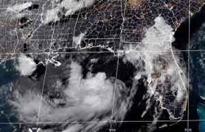 A tempestade tropical Bertha se forma a 790 km do Cabo Catoche, Quintana Roo; Fausto se tornou um furacão de categoria 1
