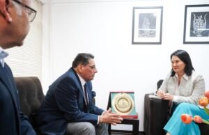Carlos Álvarez se mostra mão de ferro contra o crime com Keiko Fujimori: “Não há comida para criminosos e crianças anêmicas”