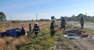 Acidente de 11 pistas: um morto e quatro feridos em colisão entre carro e caminhão em Santa Fé.