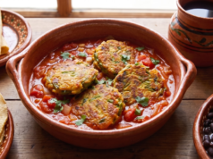 Receita de panqueca com feijão verde ao molho de tomate: comida fácil, nutritiva e econômica de preparar