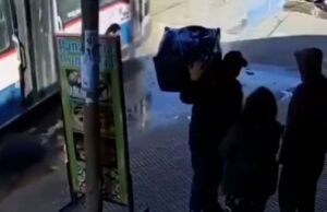 La Matanza: um aposentado tentou descer do ônibus, o motorista acelerou e foi arrastado para o outro lado da rua.