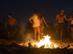 A polícia investiga o estupro de um jovem que a traiu: o agressor a convidou para ir ao seu apartamento e lhe deu drogas para abusar dela.