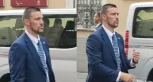 Os guardas do Rei de Espanha roubaram a atenção e gritaram: “Quem é este homem?”