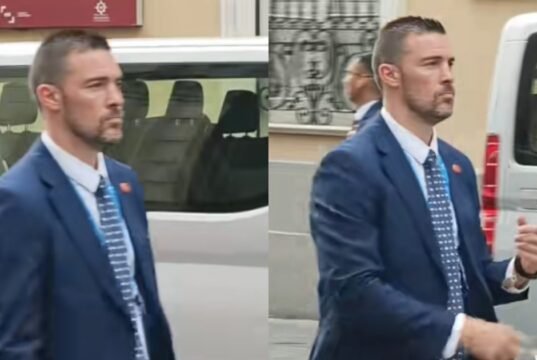 Os guardas do Rei de Espanha roubaram a atenção e gritaram: “Quem é este homem?”