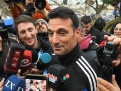 Lionel Scaloni voltou para a casa dos pais em Pujato e foi recebido pela torcida: “Perdemos porque eles foram melhores”