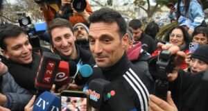 Lionel Scaloni voltou para a casa dos pais em Pujato e foi recebido pela torcida: “Perdemos porque eles foram melhores”