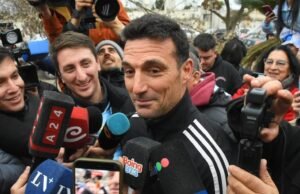 Lionel Scaloni voltou para a casa dos pais em Pujato e foi recebido pela torcida: “Perdemos porque eles foram melhores”